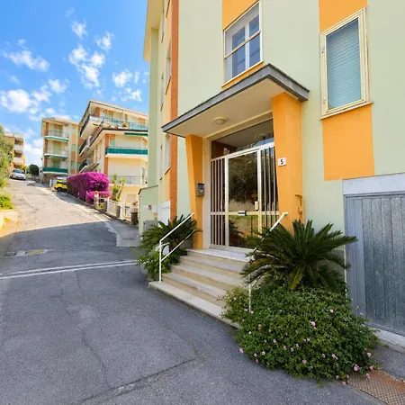 Hostdomus - La Bussola With Pool Apartamento Ceriale