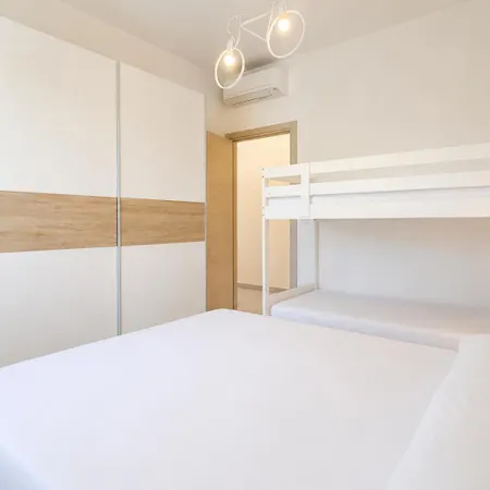 Hostdomus - La Bussola With Pool Apartamento *